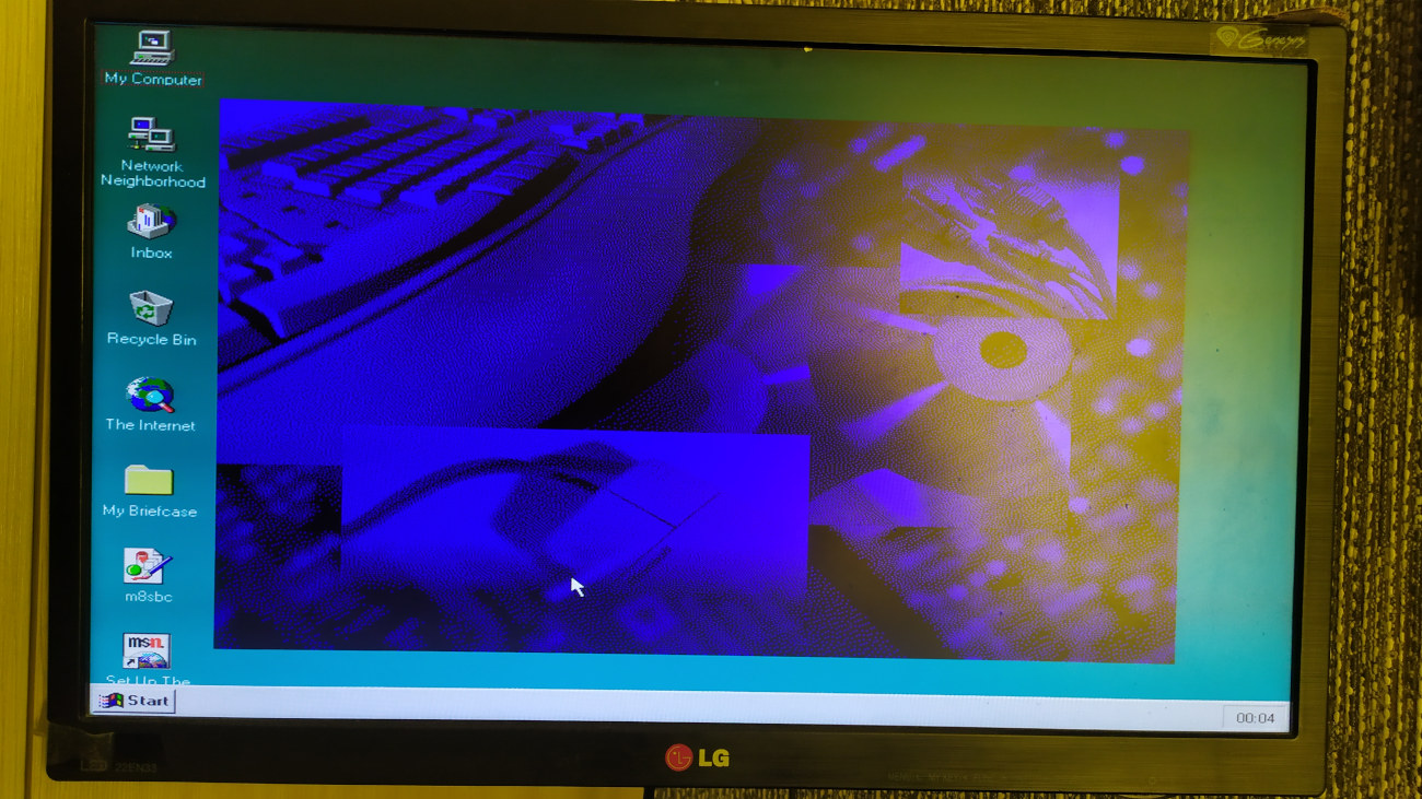Windows 95 in 800x600 256 colors